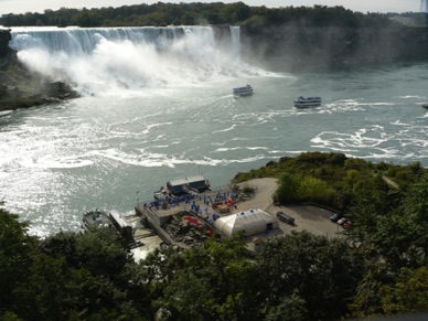 Les chutes et la ville vues depuis le restaurant tournant de la Skylon Tower